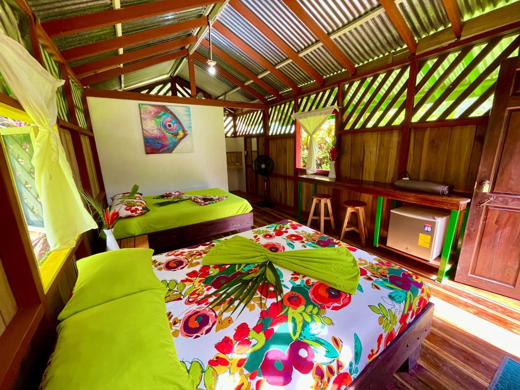 Alouatta Lodge And Canopy Cahuita Exterior photo