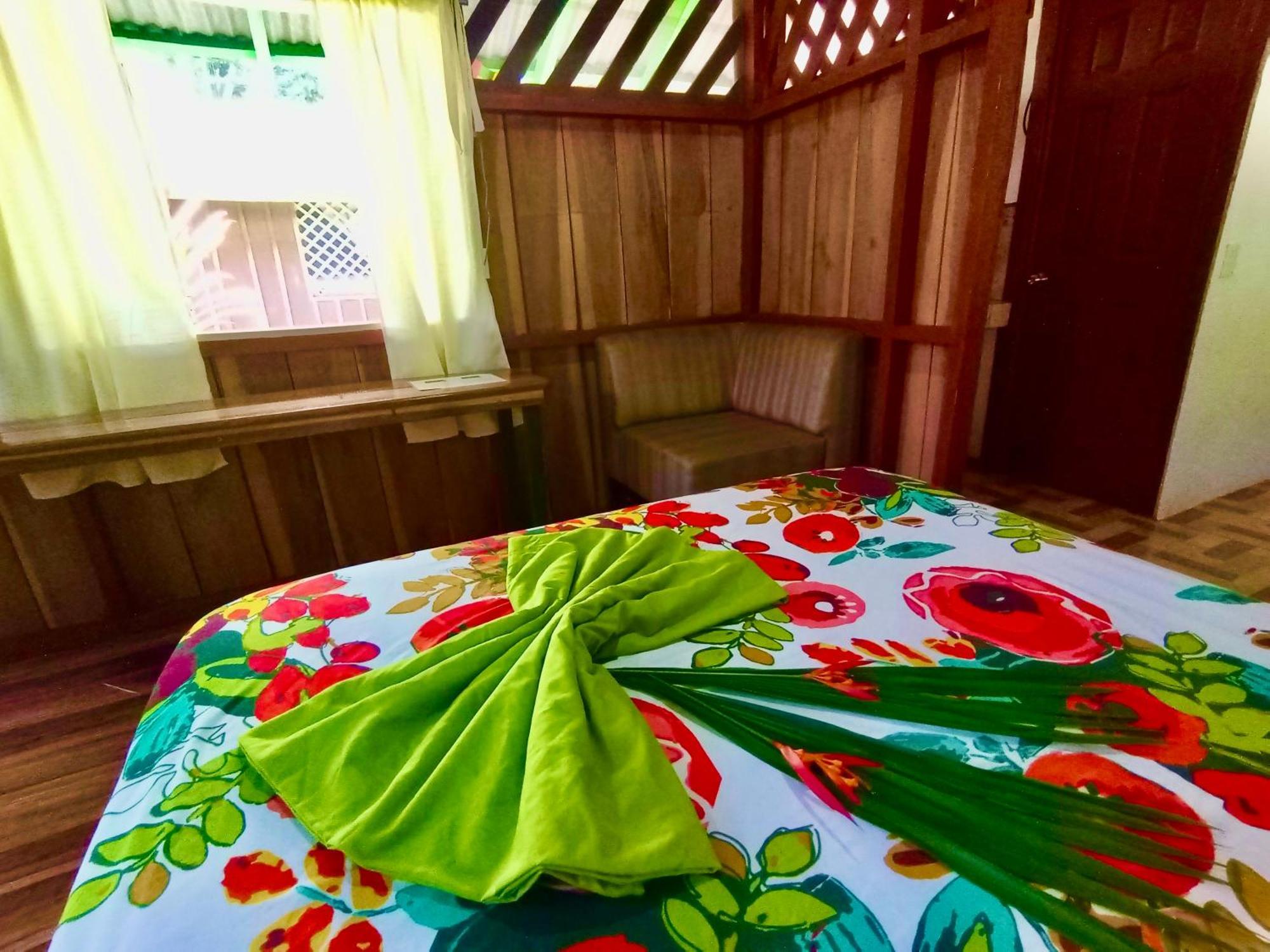 Alouatta Lodge And Canopy Cahuita Exterior photo