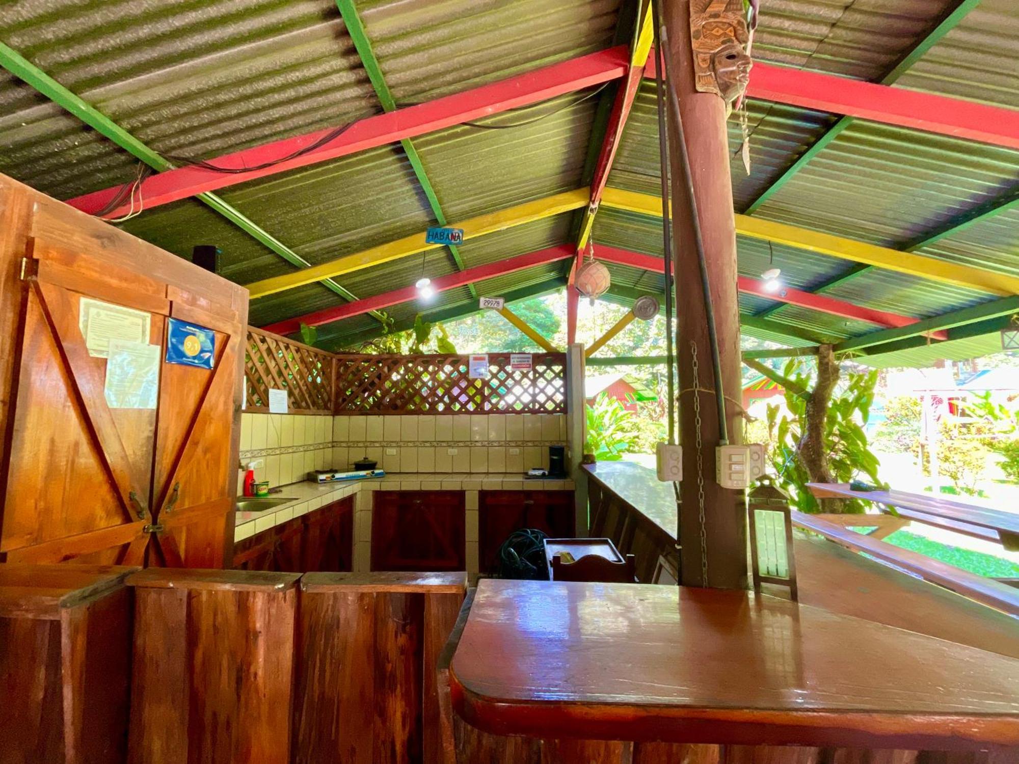 Alouatta Lodge And Canopy Cahuita Exterior photo