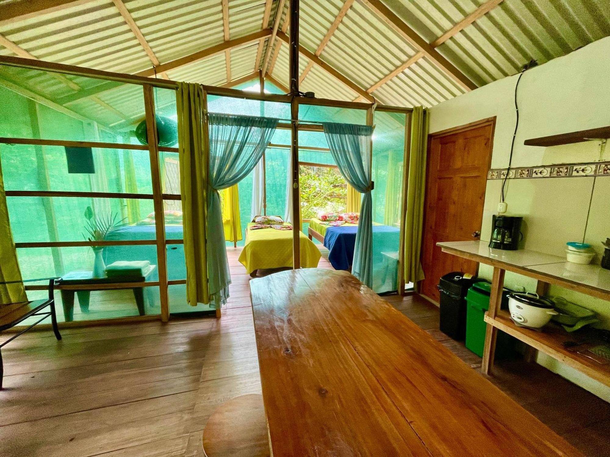 Alouatta Lodge And Canopy Cahuita Exterior photo