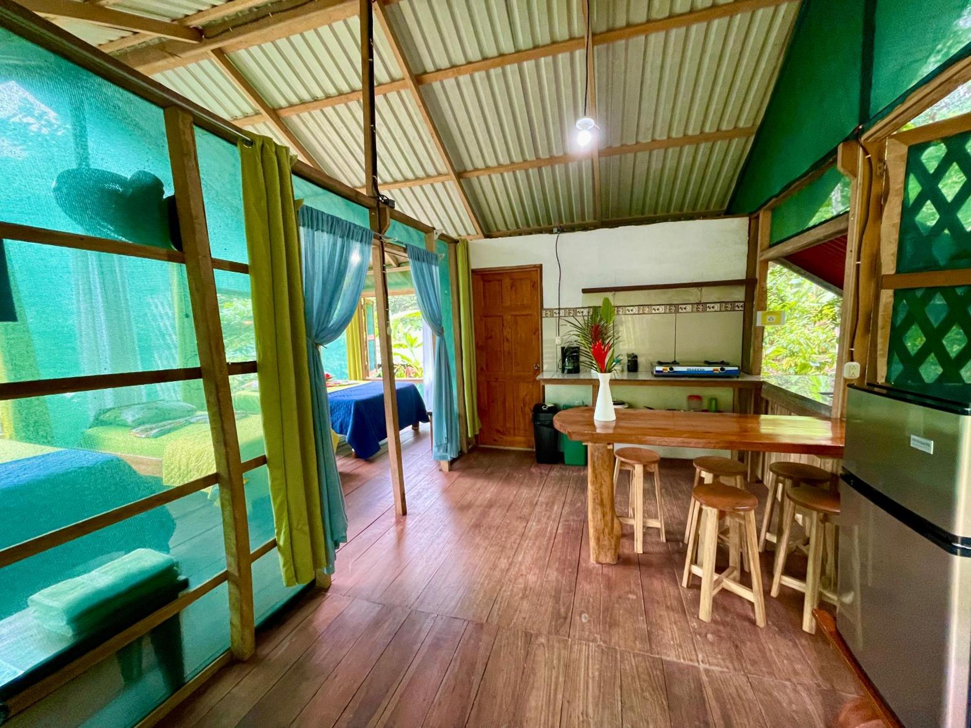Alouatta Lodge And Canopy Cahuita Exterior photo