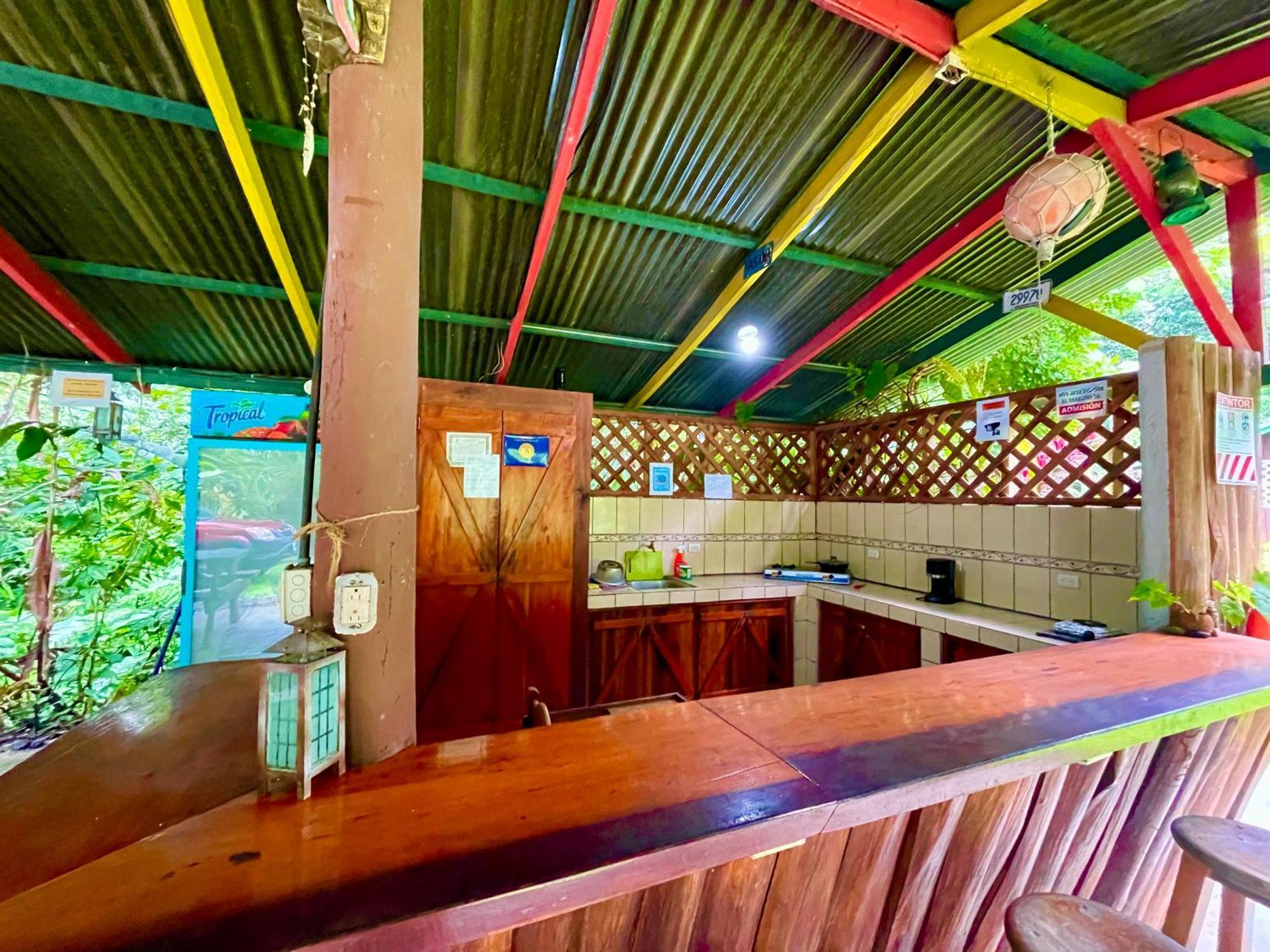 Alouatta Lodge And Canopy Cahuita Exterior photo