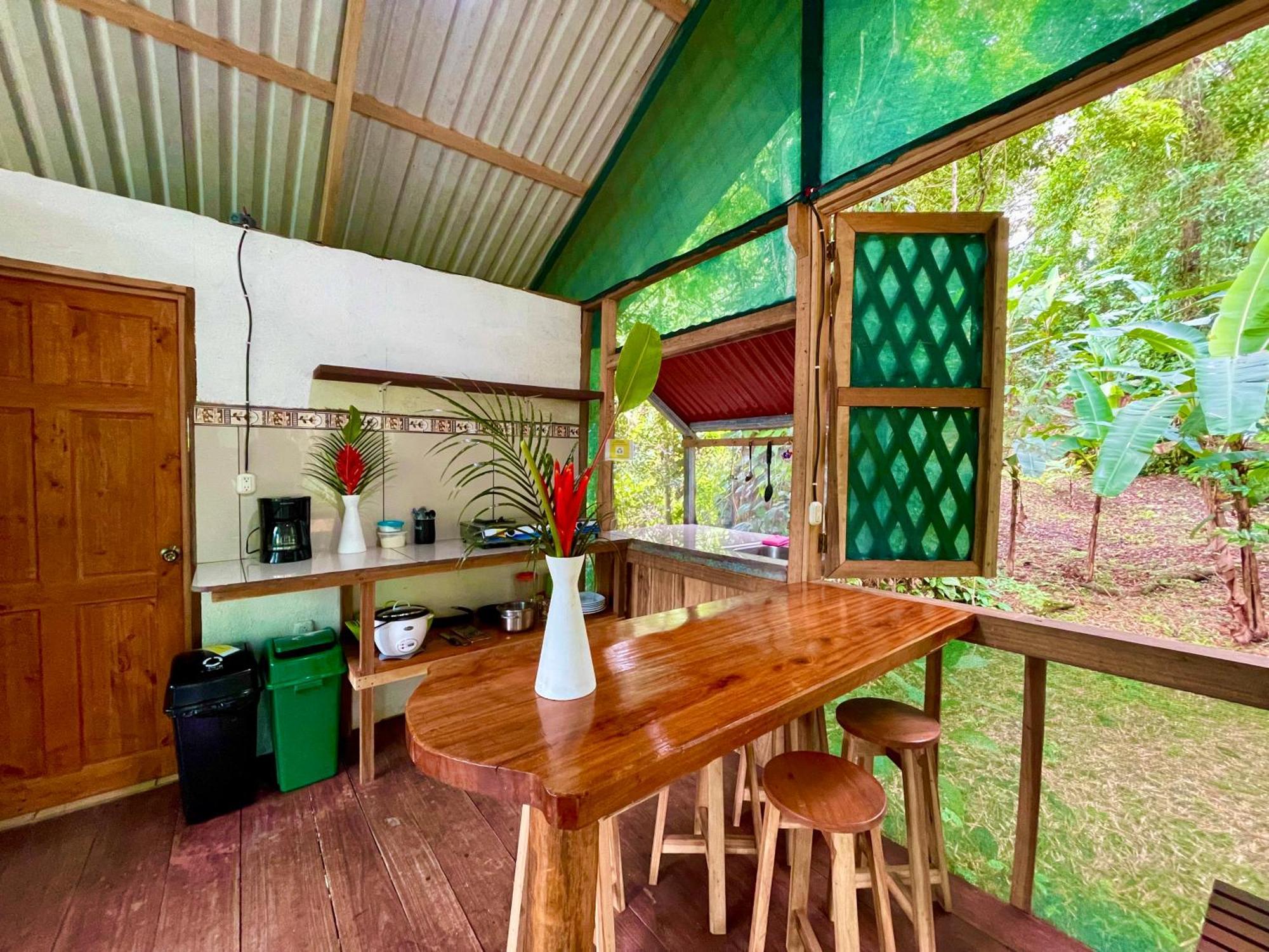 Alouatta Lodge And Canopy Cahuita Exterior photo