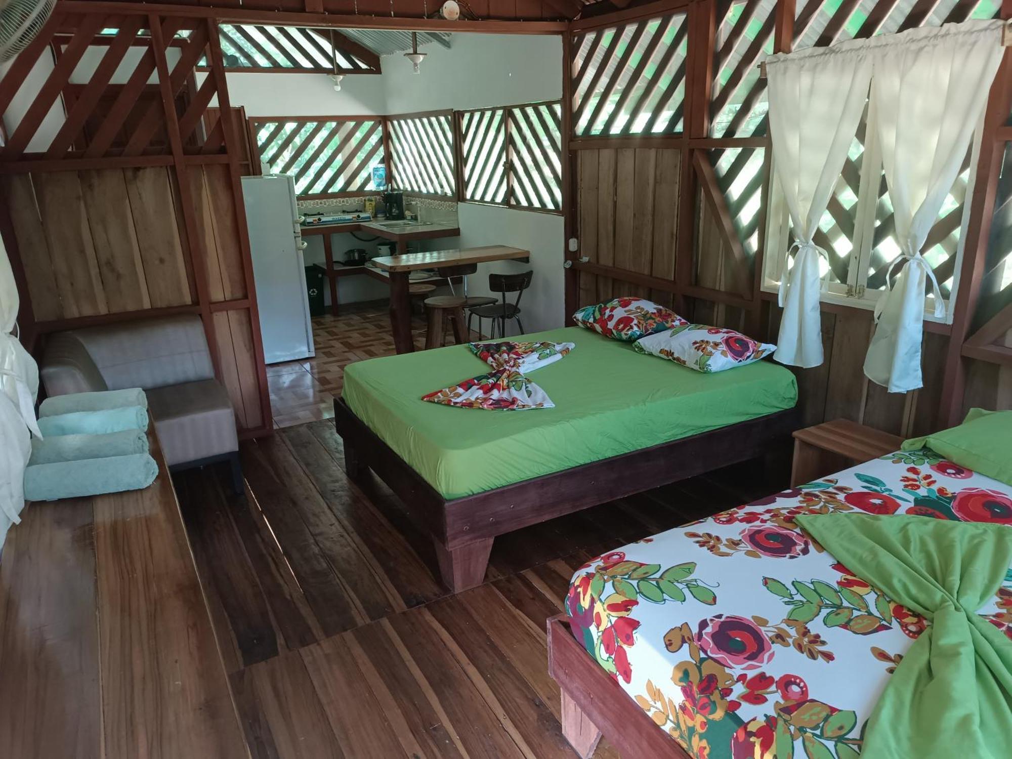 Alouatta Lodge And Canopy Cahuita Exterior photo